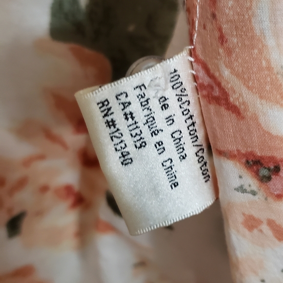 Blouse. Floral. Never worn. Size medium. - Picture 2 of 3